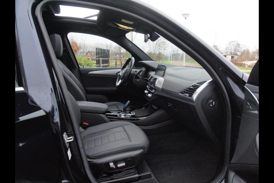 BMW iX3 Executive 80 kWh | Panoramadak | Camera | Apple Carplay | Sfeerverlichting |
