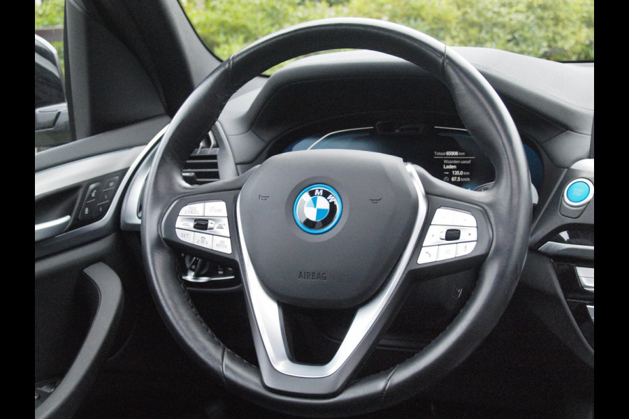 BMW iX3 Executive 80 kWh | Panoramadak | Camera | Apple Carplay | Sfeerverlichting |