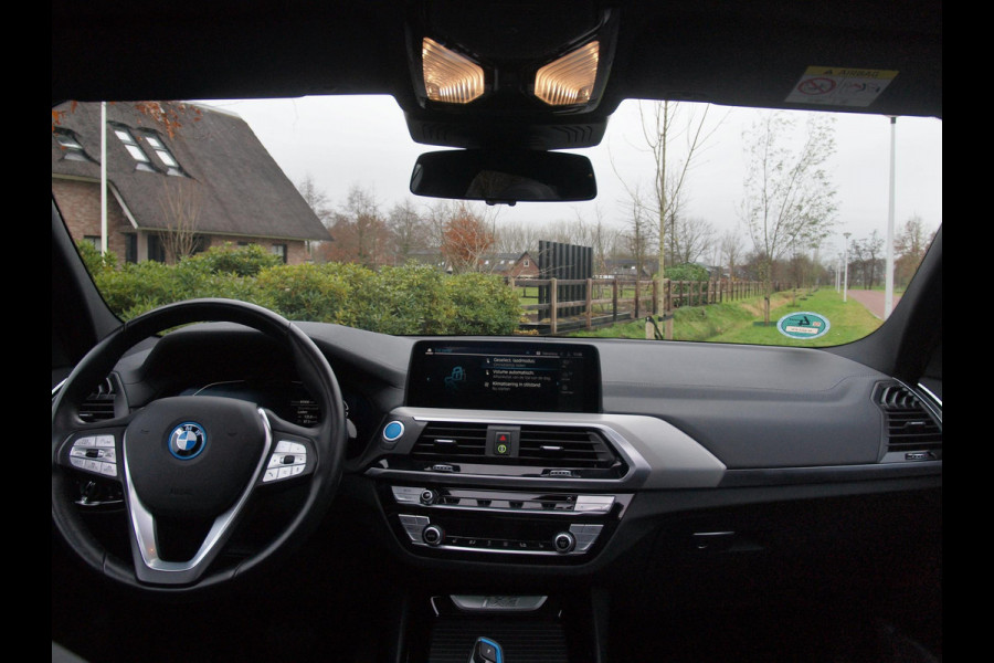BMW iX3 Executive 80 kWh | Panoramadak | Camera | Apple Carplay | Sfeerverlichting |