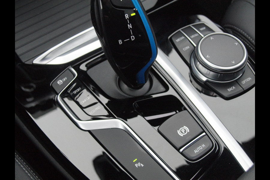 BMW iX3 Executive 80 kWh | Panoramadak | Camera | Apple Carplay | Sfeerverlichting |