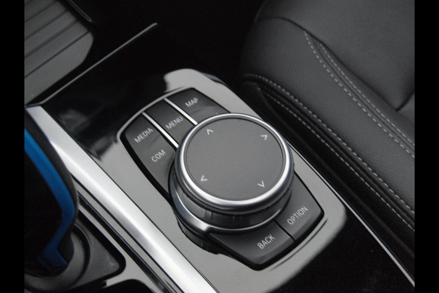 BMW iX3 Executive 80 kWh | Panoramadak | Camera | Apple Carplay | Sfeerverlichting |