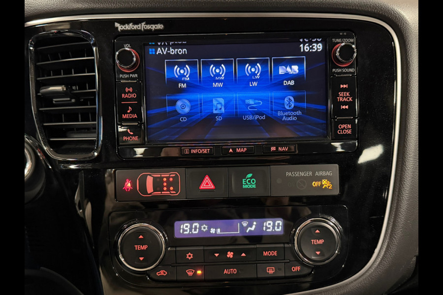 Mitsubishi Outlander 2.0 Executive Edition 7 PERS AUT. TREKHAAK KEYLESS-GO CAMERA NAVIGATIE AIRCO CRUISE PDC START/STOP