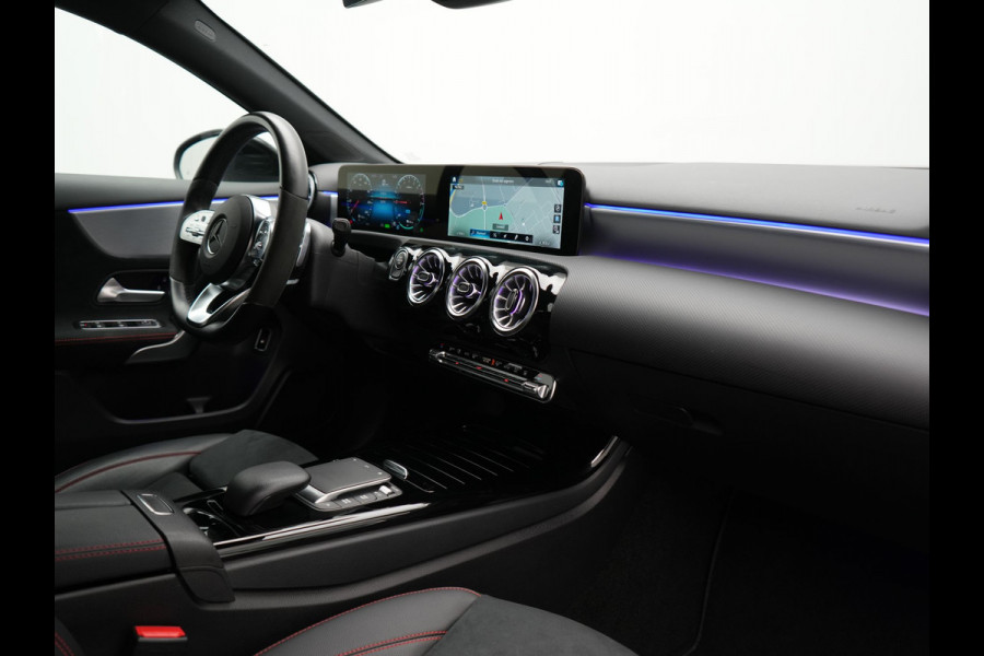 Mercedes-Benz A-Klasse 250 e Business Solution AMG Limited Plug In Hybrid 218pk PHEV | Adaptive Cruise | Head Up | Multi Beam LED | Alcantara Sportstoelen Verwarmd | Night Pakket | Sfeerverlichting | MBUX | Apple Carplay | Widescreen Navi | 19"L.M | Mountaingrau Magno |