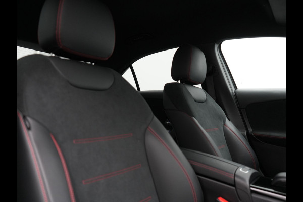 Mercedes-Benz A-Klasse 250 e Business Solution AMG Limited Plug In Hybrid 218pk PHEV | Adaptive Cruise | Head Up | Multi Beam LED | Alcantara Sportstoelen Verwarmd | Night Pakket | Sfeerverlichting | MBUX | Apple Carplay | Widescreen Navi | 19"L.M | Mountaingrau Magno |