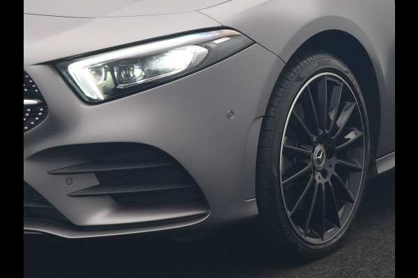 Mercedes-Benz A-Klasse 250 e Business Solution AMG Limited Plug In Hybrid 218pk PHEV | Adaptive Cruise | Head Up | Multi Beam LED | Alcantara Sportstoelen Verwarmd | Night Pakket | Sfeerverlichting | MBUX | Apple Carplay | Widescreen Navi | 19"L.M | Mountaingrau Magno |