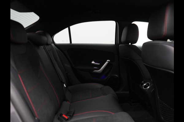 Mercedes-Benz A-Klasse 250 e Business Solution AMG Limited Plug In Hybrid 218pk PHEV | Adaptive Cruise | Head Up | Multi Beam LED | Alcantara Sportstoelen Verwarmd | Night Pakket | Sfeerverlichting | MBUX | Apple Carplay | Widescreen Navi | 19"L.M | Mountaingrau Magno |