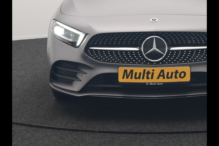 Mercedes-Benz A-Klasse 250 e Business Solution AMG Limited Plug In Hybrid 218pk PHEV | Adaptive Cruise | Head Up | Multi Beam LED | Alcantara Sportstoelen Verwarmd | Night Pakket | Sfeerverlichting | MBUX | Apple Carplay | Widescreen Navi | 19"L.M | Mountaingrau Magno |