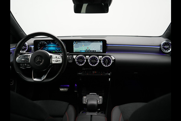 Mercedes-Benz A-Klasse 250 e Business Solution AMG Limited Plug In Hybrid 218pk PHEV | Adaptive Cruise | Head Up | Multi Beam LED | Alcantara Sportstoelen Verwarmd | Night Pakket | Sfeerverlichting | MBUX | Apple Carplay | Widescreen Navi | 19"L.M | Mountaingrau Magno |