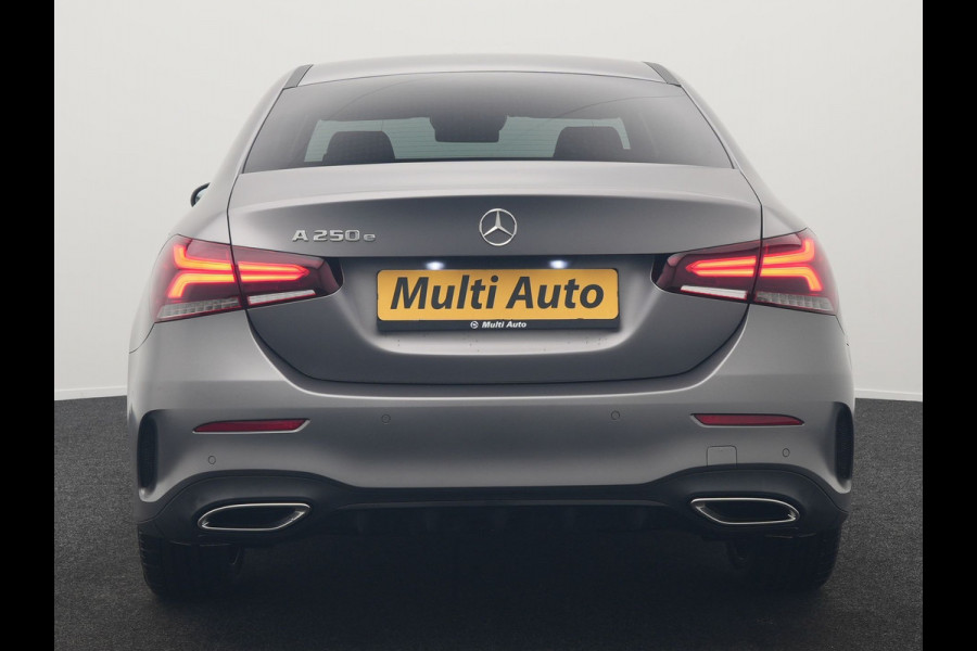 Mercedes-Benz A-Klasse 250 e Business Solution AMG Limited Plug In Hybrid 218pk PHEV | Adaptive Cruise | Head Up | Multi Beam LED | Alcantara Sportstoelen Verwarmd | Night Pakket | Sfeerverlichting | MBUX | Apple Carplay | Widescreen Navi | 19"L.M | Mountaingrau Magno |