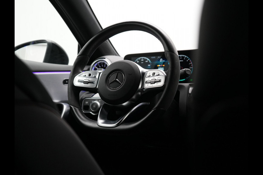 Mercedes-Benz A-Klasse 250 e Business Solution AMG Limited Plug In Hybrid 218pk PHEV | Adaptive Cruise | Head Up | Multi Beam LED | Alcantara Sportstoelen Verwarmd | Night Pakket | Sfeerverlichting | MBUX | Apple Carplay | Widescreen Navi | 19"L.M | Mountaingrau Magno |