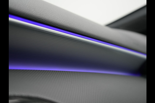 Mercedes-Benz A-Klasse 250 e Business Solution AMG Limited Plug In Hybrid 218pk PHEV | Adaptive Cruise | Head Up | Multi Beam LED | Alcantara Sportstoelen Verwarmd | Night Pakket | Sfeerverlichting | MBUX | Apple Carplay | Widescreen Navi | 19"L.M | Mountaingrau Magno |