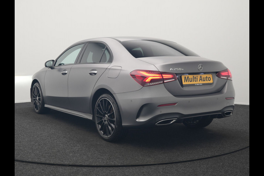 Mercedes-Benz A-Klasse 250 e Business Solution AMG Limited Plug In Hybrid 218pk PHEV | Adaptive Cruise | Head Up | Multi Beam LED | Alcantara Sportstoelen Verwarmd | Night Pakket | Sfeerverlichting | MBUX | Apple Carplay | Widescreen Navi | 19"L.M | Mountaingrau Magno |