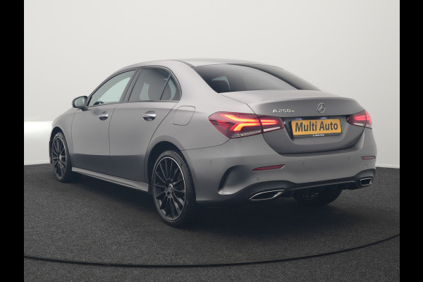 Mercedes-Benz A-Klasse 250 e Business Solution AMG Limited Plug In Hybrid 218pk PHEV | Adaptive Cruise | Head Up | Multi Beam LED | Alcantara Sportstoelen Verwarmd | Night Pakket | Sfeerverlichting | MBUX | Apple Carplay | Widescreen Navi | 19"L.M | Mountaingrau Magno |