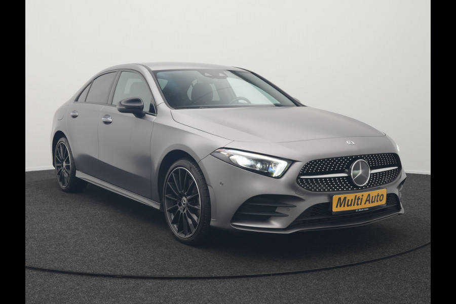 Mercedes-Benz A-Klasse 250 e Business Solution AMG Limited Plug In Hybrid 218pk PHEV | Adaptive Cruise | Head Up | Multi Beam LED | Alcantara Sportstoelen Verwarmd | Night Pakket | Sfeerverlichting | MBUX | Apple Carplay | Widescreen Navi | 19"L.M | Mountaingrau Magno |