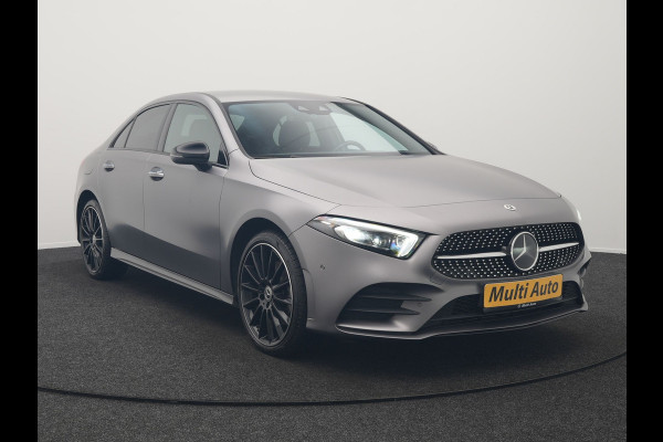 Mercedes-Benz A-Klasse 250 e Business Solution AMG Limited Plug In Hybrid 218pk PHEV | Adaptive Cruise | Head Up | Multi Beam LED | Alcantara Sportstoelen Verwarmd | Night Pakket | Sfeerverlichting | MBUX | Apple Carplay | Widescreen Navi | 19"L.M | Mountaingrau Magno |