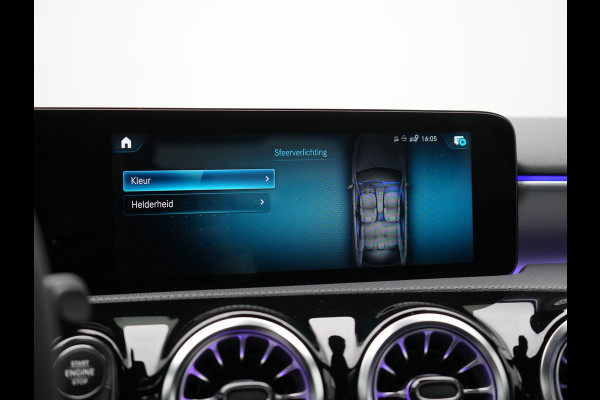 Mercedes-Benz A-Klasse 250 e Business Solution AMG Limited Plug In Hybrid 218pk PHEV | Adaptive Cruise | Head Up | Multi Beam LED | Alcantara Sportstoelen Verwarmd | Night Pakket | Sfeerverlichting | MBUX | Apple Carplay | Widescreen Navi | 19"L.M | Mountaingrau Magno |