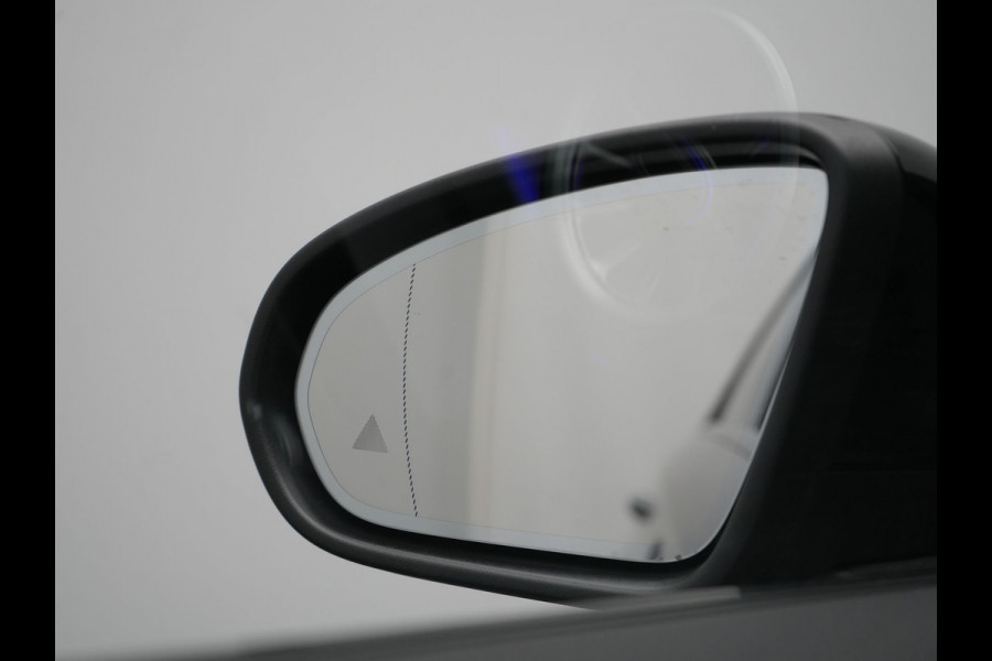 Mercedes-Benz A-Klasse 250 e Business Solution AMG Limited Plug In Hybrid 218pk PHEV | Adaptive Cruise | Head Up | Multi Beam LED | Alcantara Sportstoelen Verwarmd | Night Pakket | Sfeerverlichting | MBUX | Apple Carplay | Widescreen Navi | 19"L.M | Mountaingrau Magno |