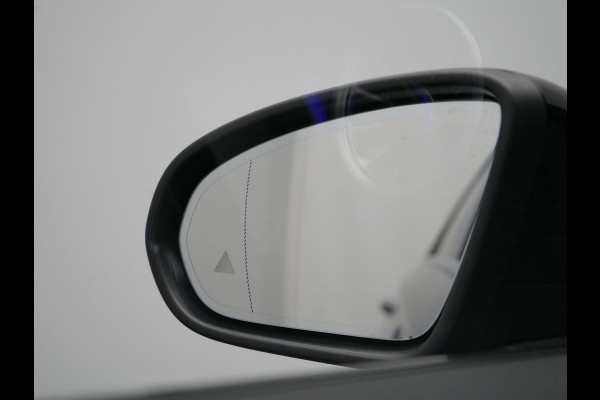 Mercedes-Benz A-Klasse 250 e Business Solution AMG Limited Plug In Hybrid 218pk PHEV | Adaptive Cruise | Head Up | Multi Beam LED | Alcantara Sportstoelen Verwarmd | Night Pakket | Sfeerverlichting | MBUX | Apple Carplay | Widescreen Navi | 19"L.M | Mountaingrau Magno |