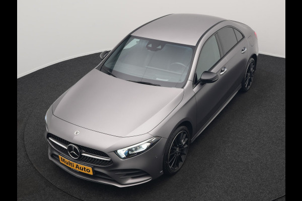 Mercedes-Benz A-Klasse 250 e Business Solution AMG Limited Plug In Hybrid 218pk PHEV | Adaptive Cruise | Head Up | Multi Beam LED | Alcantara Sportstoelen Verwarmd | Night Pakket | Sfeerverlichting | MBUX | Apple Carplay | Widescreen Navi | 19"L.M | Mountaingrau Magno |