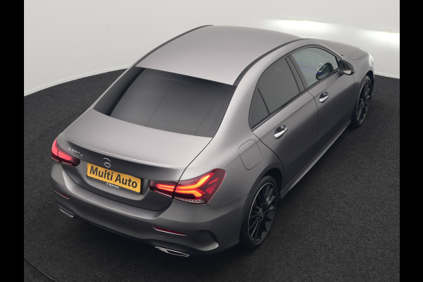 Mercedes-Benz A-Klasse 250 e Business Solution AMG Limited Plug In Hybrid 218pk PHEV | Adaptive Cruise | Head Up | Multi Beam LED | Alcantara Sportstoelen Verwarmd | Night Pakket | Sfeerverlichting | MBUX | Apple Carplay | Widescreen Navi | 19"L.M | Mountaingrau Magno |