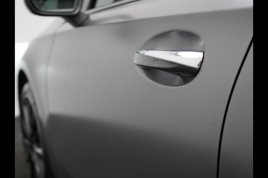 Mercedes-Benz A-Klasse 250 e Business Solution AMG Limited Plug In Hybrid 218pk PHEV | Adaptive Cruise | Head Up | Multi Beam LED | Alcantara Sportstoelen Verwarmd | Night Pakket | Sfeerverlichting | MBUX | Apple Carplay | Widescreen Navi | 19"L.M | Mountaingrau Magno |