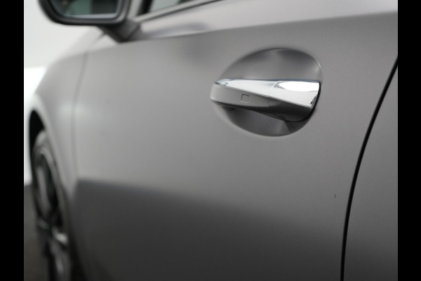 Mercedes-Benz A-Klasse 250 e Business Solution AMG Limited Plug In Hybrid 218pk PHEV | Adaptive Cruise | Head Up | Multi Beam LED | Alcantara Sportstoelen Verwarmd | Night Pakket | Sfeerverlichting | MBUX | Apple Carplay | Widescreen Navi | 19"L.M | Mountaingrau Magno |