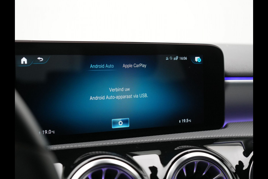 Mercedes-Benz A-Klasse 250 e Business Solution AMG Limited Plug In Hybrid 218pk PHEV | Adaptive Cruise | Head Up | Multi Beam LED | Alcantara Sportstoelen Verwarmd | Night Pakket | Sfeerverlichting | MBUX | Apple Carplay | Widescreen Navi | 19"L.M | Mountaingrau Magno |