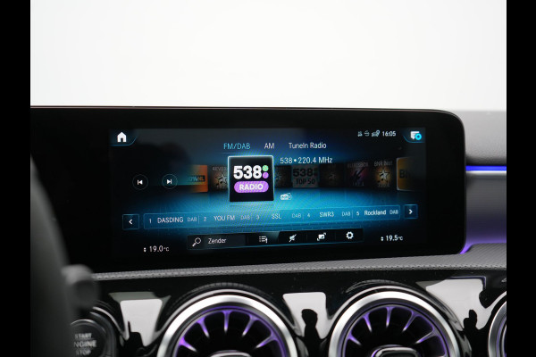 Mercedes-Benz A-Klasse 250 e Business Solution AMG Limited Plug In Hybrid 218pk PHEV | Adaptive Cruise | Head Up | Multi Beam LED | Alcantara Sportstoelen Verwarmd | Night Pakket | Sfeerverlichting | MBUX | Apple Carplay | Widescreen Navi | 19"L.M | Mountaingrau Magno |
