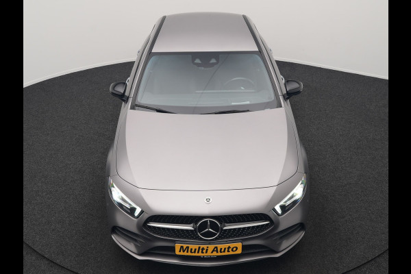 Mercedes-Benz A-Klasse 250 e Business Solution AMG Limited Plug In Hybrid 218pk PHEV | Adaptive Cruise | Head Up | Multi Beam LED | Alcantara Sportstoelen Verwarmd | Night Pakket | Sfeerverlichting | MBUX | Apple Carplay | Widescreen Navi | 19"L.M | Mountaingrau Magno |