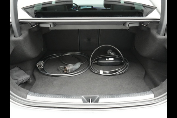 Mercedes-Benz A-Klasse 250 e Business Solution AMG Limited Plug In Hybrid 218pk PHEV | Adaptive Cruise | Head Up | Multi Beam LED | Alcantara Sportstoelen Verwarmd | Night Pakket | Sfeerverlichting | MBUX | Apple Carplay | Widescreen Navi | 19"L.M | Mountaingrau Magno |