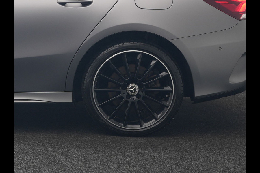 Mercedes-Benz A-Klasse 250 e Business Solution AMG Limited Plug In Hybrid 218pk PHEV | Adaptive Cruise | Head Up | Multi Beam LED | Alcantara Sportstoelen Verwarmd | Night Pakket | Sfeerverlichting | MBUX | Apple Carplay | Widescreen Navi | 19"L.M | Mountaingrau Magno |