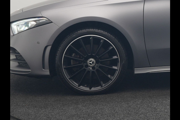 Mercedes-Benz A-Klasse 250 e Business Solution AMG Limited Plug In Hybrid 218pk PHEV | Adaptive Cruise | Head Up | Multi Beam LED | Alcantara Sportstoelen Verwarmd | Night Pakket | Sfeerverlichting | MBUX | Apple Carplay | Widescreen Navi | 19"L.M | Mountaingrau Magno |