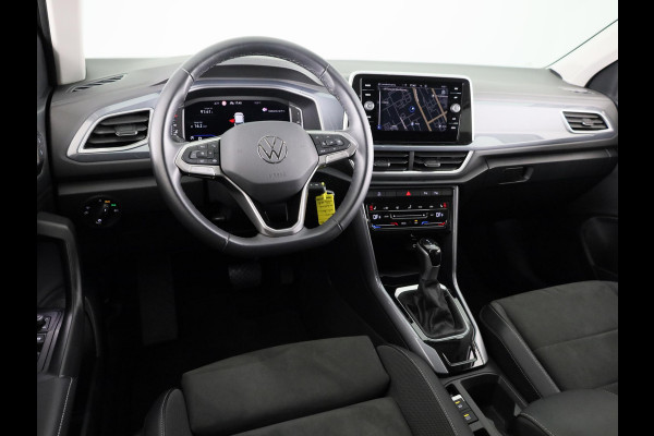 Volkswagen T-Roc 1.5 TSI Style 150 pk Automaat (DSG) | Navigatie | Trekhaak (afneembaar) | Parkeersensoren (Park assist) | Adaptieve cruise control | Stoelverwarming |