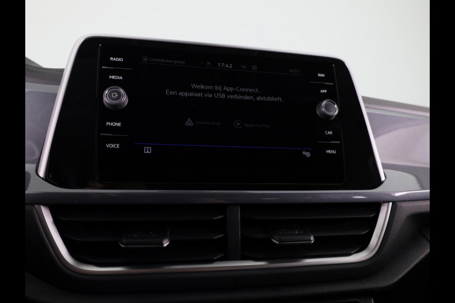 Volkswagen T-Roc 1.5 TSI Style 150 pk Automaat (DSG) | Navigatie | Trekhaak (afneembaar) | Parkeersensoren (Park assist) | Adaptieve cruise control | Stoelverwarming |