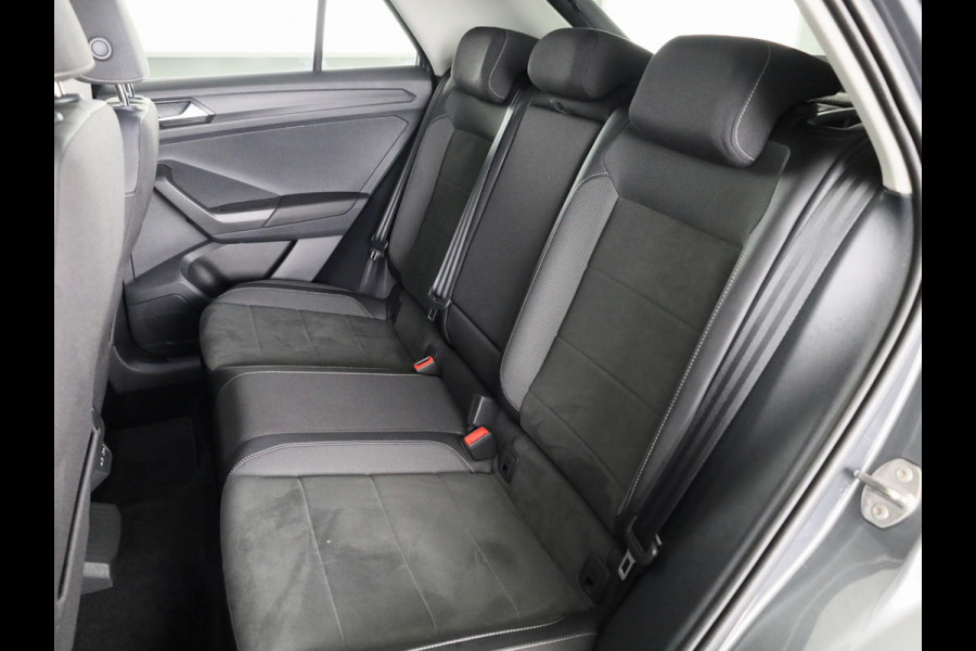 Volkswagen T-Roc 1.5 TSI Style 150 pk Automaat (DSG) | Navigatie | Trekhaak (afneembaar) | Parkeersensoren (Park assist) | Adaptieve cruise control | Stoelverwarming |