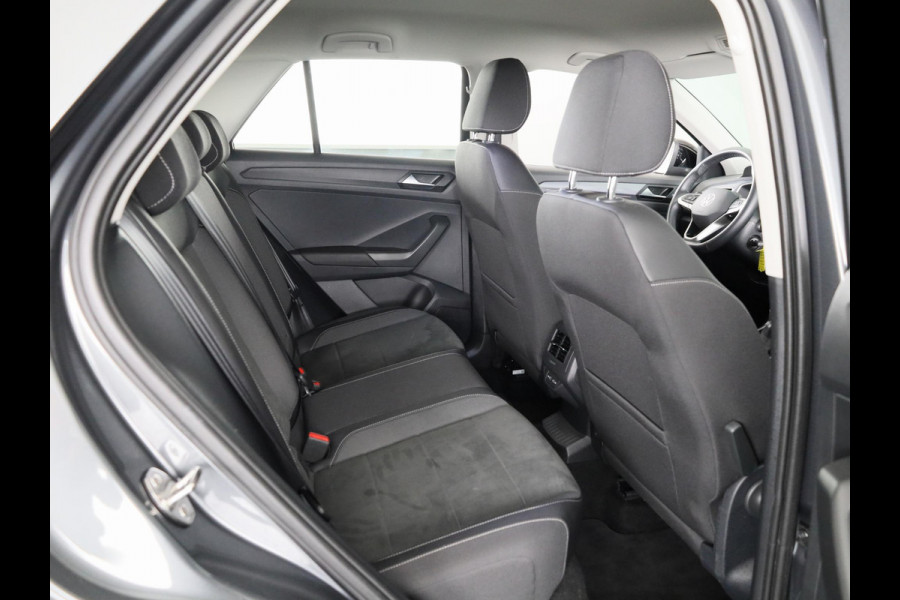 Volkswagen T-Roc 1.5 TSI Style 150 pk Automaat (DSG) | Navigatie | Trekhaak (afneembaar) | Parkeersensoren (Park assist) | Adaptieve cruise control | Stoelverwarming |