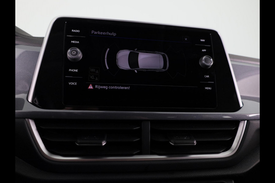 Volkswagen T-Roc 1.5 TSI Style 150 pk Automaat (DSG) | Navigatie | Trekhaak (afneembaar) | Parkeersensoren (Park assist) | Adaptieve cruise control | Stoelverwarming |