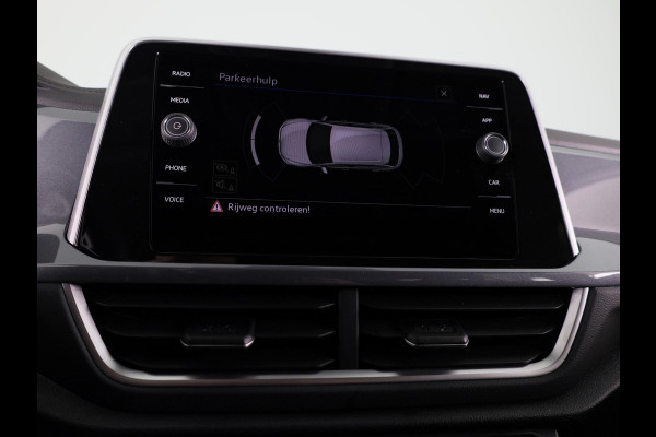 Volkswagen T-Roc 1.5 TSI Style 150 pk Automaat (DSG) | Navigatie | Trekhaak (afneembaar) | Parkeersensoren (Park assist) | Adaptieve cruise control | Stoelverwarming |