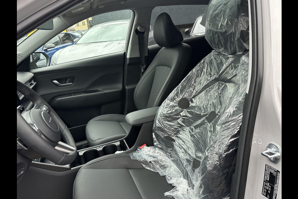 Hyundai Kona 1.6 GDI HEV Premium Sky VAN: 44.300,- VOOR: 35.877,- UW EINDEJAARSVOORDEEL: 8.413,- euro NIEUWE AUTO MET REGISTRATIE | VOLLE AUTO!