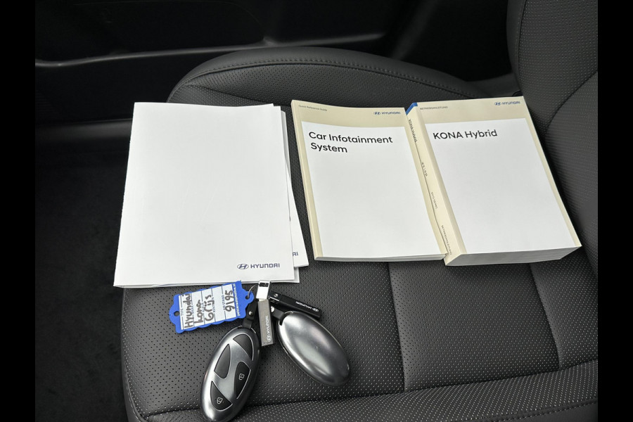 Hyundai Kona 1.6 GDI HEV Premium Sky VAN: 44.300,- VOOR: 35.877,- UW EINDEJAARSVOORDEEL: 8.413,- euro NIEUWE AUTO MET REGISTRATIE | VOLLE AUTO!