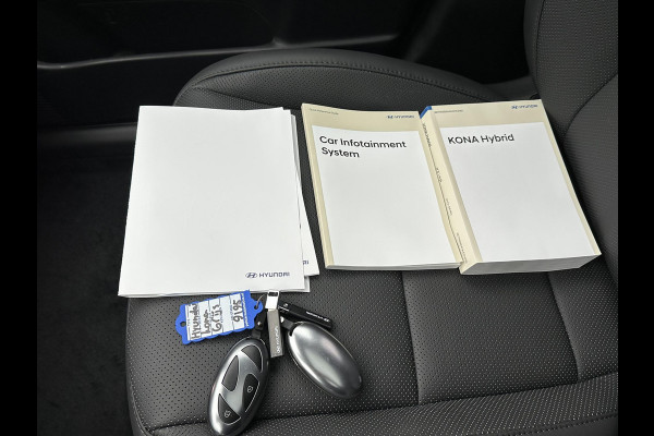 Hyundai Kona 1.6 GDI HEV Premium Sky VAN: 44.300,- VOOR: 35.877,- UW EINDEJAARSVOORDEEL: 8.413,- euro NIEUWE AUTO MET REGISTRATIE | VOLLE AUTO!