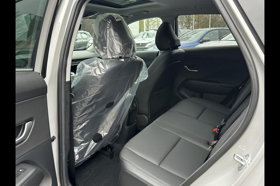 Hyundai Kona 1.6 GDI HEV Premium Sky VAN: 44.300,- VOOR: 35.877,- UW EINDEJAARSVOORDEEL: 8.413,- euro NIEUWE AUTO MET REGISTRATIE | VOLLE AUTO!