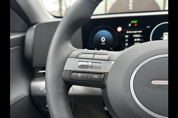 Hyundai Kona 1.6 GDI HEV Premium Sky VAN: 44.300,- VOOR: 35.877,- UW EINDEJAARSVOORDEEL: 8.413,- euro NIEUWE AUTO MET REGISTRATIE | VOLLE AUTO!