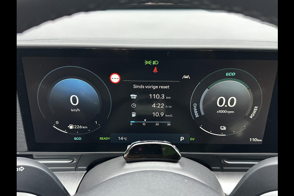 Hyundai Kona 1.6 GDI HEV Premium Sky VAN: 44.300,- VOOR: 35.877,- UW EINDEJAARSVOORDEEL: 8.413,- euro NIEUWE AUTO MET REGISTRATIE | VOLLE AUTO!