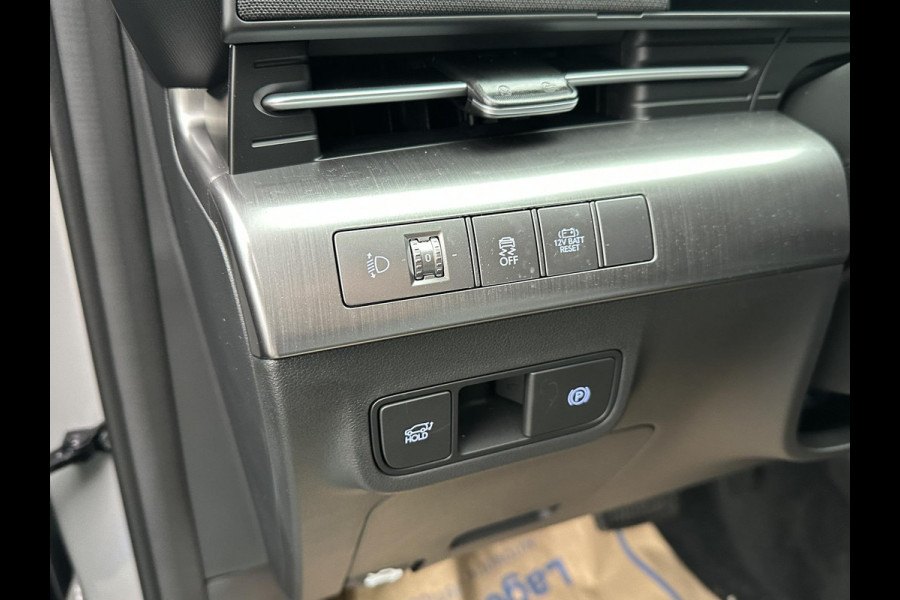 Hyundai Kona 1.6 GDI HEV Premium Sky VAN: 44.300,- VOOR: 35.877,- UW EINDEJAARSVOORDEEL: 8.413,- euro NIEUWE AUTO MET REGISTRATIE | VOLLE AUTO!