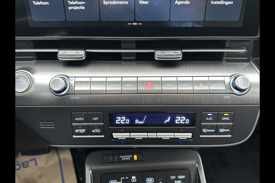 Hyundai Kona 1.6 GDI HEV Premium Sky VAN: 44.300,- VOOR: 35.877,- UW EINDEJAARSVOORDEEL: 8.413,- euro NIEUWE AUTO MET REGISTRATIE | VOLLE AUTO!