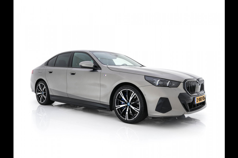 BMW i5 eDrive 40 M-Sport 84 kWh [ 3-Fase ] { SOH-96% } (INCL-BTW) *PANO | HEAD-UP | TWO-TONE-LUXURY-LEATHER | FULL-LED | BLIND-SPOT | HARMAN-KARDON-SURROUND | COMFORTSEATS |  WIDESCREEN-DIGICOCKPIT | AMBIENT-LIGHT | KEYLESS | TOPVIEW | DAB | ...