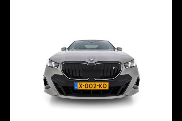 BMW i5 eDrive 40 M-Sport 84 kWh [ 3-Fase ] { SOH-96% } (INCL-BTW) *PANO | HEAD-UP | TWO-TONE-LUXURY-LEATHER | FULL-LED | BLIND-SPOT | HARMAN-KARDON-SURROUND | COMFORTSEATS |  WIDESCREEN-DIGICOCKPIT | AMBIENT-LIGHT | KEYLESS | TOPVIEW | DAB | ...