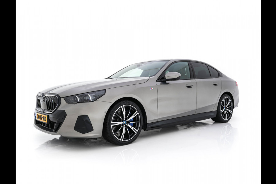 BMW i5 eDrive 40 M-Sport 84 kWh [ 3-Fase ] { SOH-96% } (INCL-BTW) *PANO | HEAD-UP | TWO-TONE-LUXURY-LEATHER | FULL-LED | BLIND-SPOT | HARMAN-KARDON-SURROUND | COMFORTSEATS |  WIDESCREEN-DIGICOCKPIT | AMBIENT-LIGHT | KEYLESS | TOPVIEW | DAB | ...