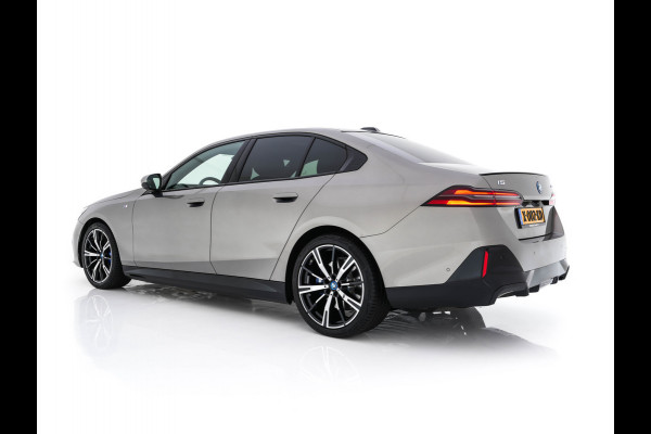 BMW i5 eDrive 40 M-Sport 84 kWh [ 3-Fase ] { SOH-96% } (INCL-BTW) *PANO | HEAD-UP | TWO-TONE-LUXURY-LEATHER | FULL-LED | BLIND-SPOT | HARMAN-KARDON-SURROUND | COMFORTSEATS |  WIDESCREEN-DIGICOCKPIT | AMBIENT-LIGHT | KEYLESS | TOPVIEW | DAB | ...